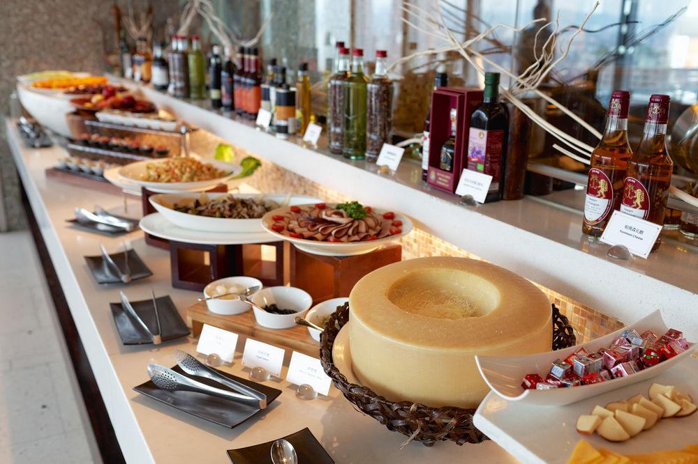 The Landis Taichung Hotel Exterior foto A buffet at a hotel