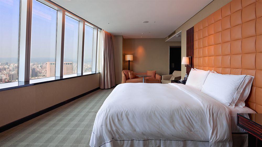 The Landis Taichung Hotel Exterior foto A bedroom at the hotel